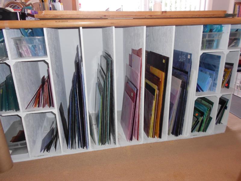 Como você pode criar um rack de armazenamento de vitrais DIY?
