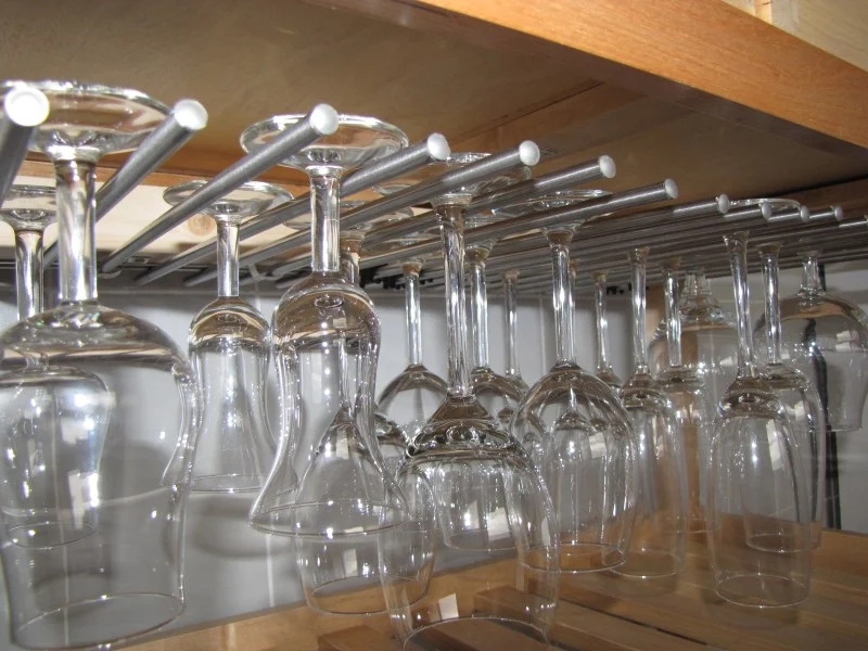 Hoe kan een IKEA -opslagrek van het wijnglas uw thuisorganisatie transformeren?